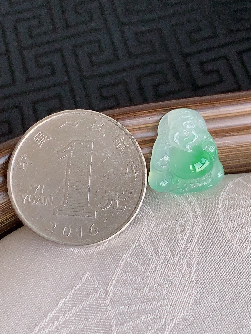 天然A货翡翠飘绿财神爷镶嵌件 
尺寸15.6-13.8-3.4mm 重量1.40g 0425