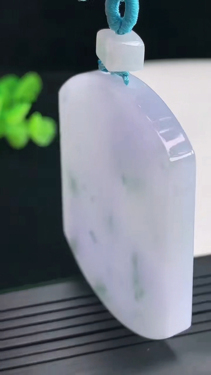 天然A货翡翠紫罗兰 飘花无事牌吊坠，尺寸52-40-5.8重量:37.03g
4月25日