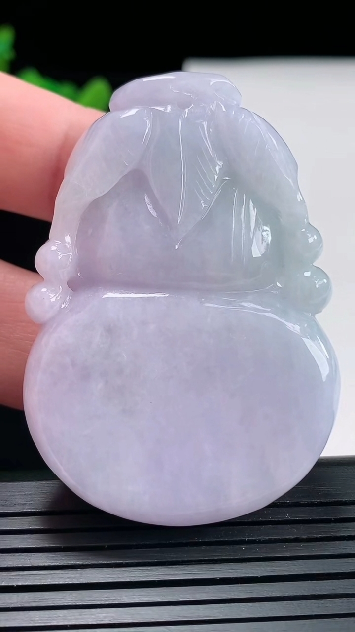 天然A货翡翠紫罗兰葫芦吊坠，尺寸55.8-39-12.5重量:55.47g
4月25日