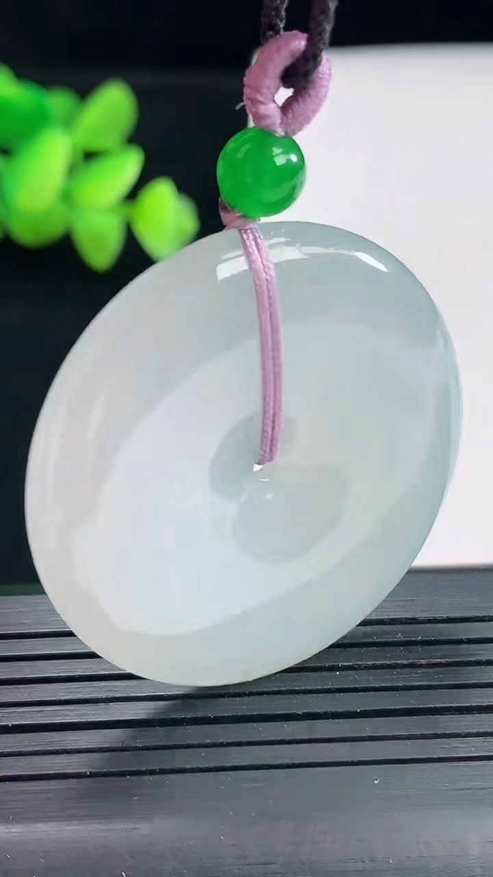 天然A货翡翠平安扣吊坠，尺寸39-5.8重量:28.09g
4月25日