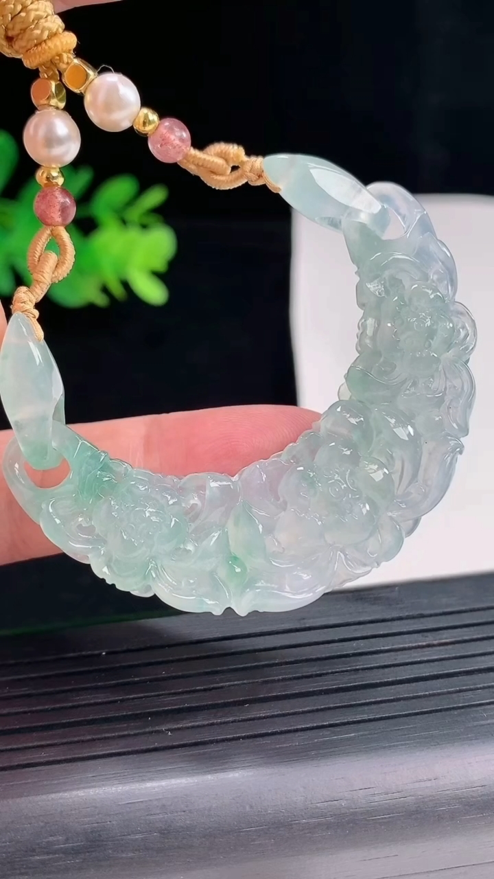 天然A货翡翠和和美美 荷花吊坠，尺寸56-18-4.6重量:16.99g
4月25日