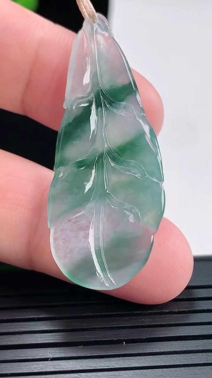 天然A货翡翠飘花金枝玉叶 叶子吊坠，尺寸46-18-4.6重量:5.62g
4月25日