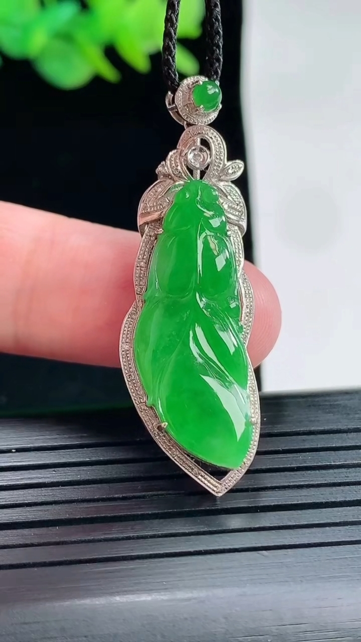 天然A货翡翠年年有余吊坠，尺寸44-14-6，裸石30-11重量:5.31g
4月25日