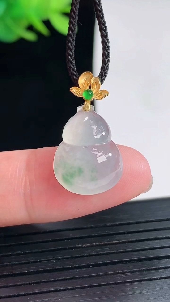 天然A货翡翠种飘花葫芦吊坠，尺寸16-13-5.2重量:2.00g
4月25日
