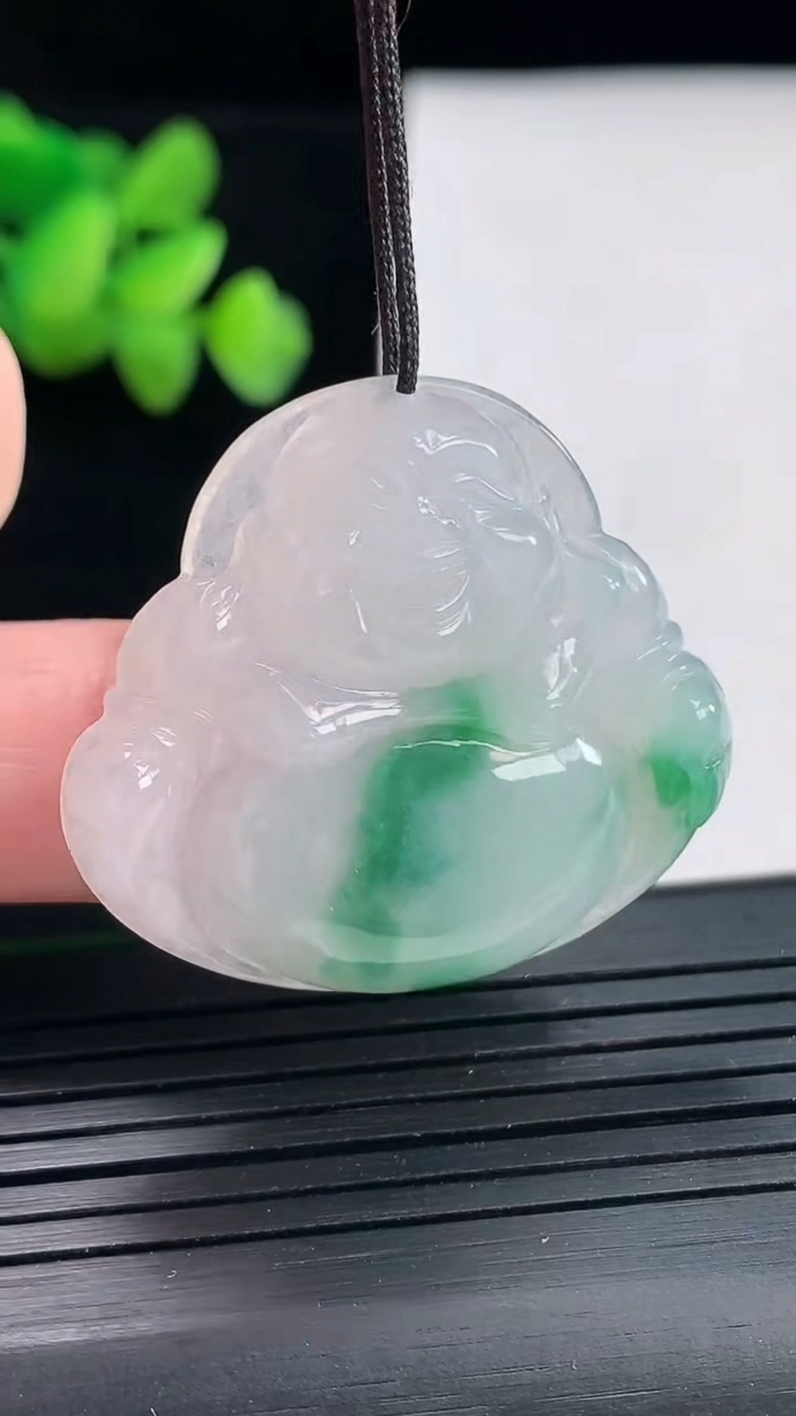 天然A货翡翠飘花佛公吊坠，尺寸32-35-5.8重量:9.92g
4月25日