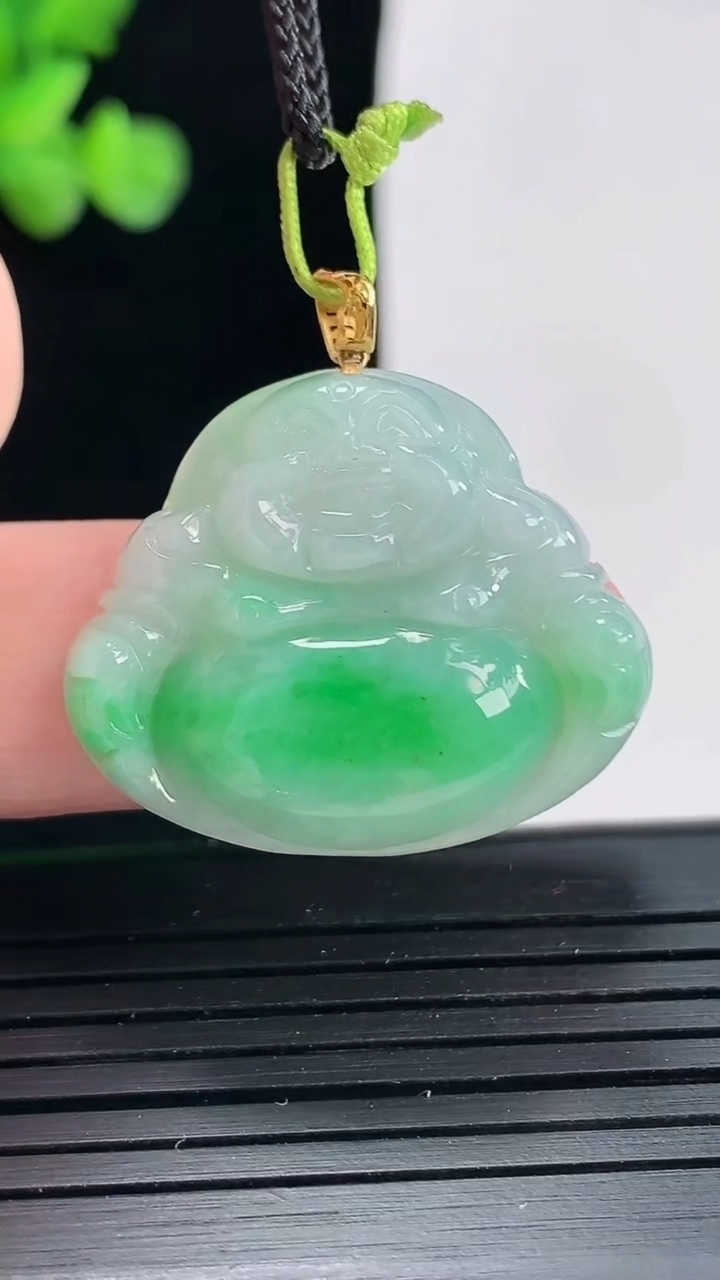 天然A货翡翠佛公吊坠，尺寸24-29-5.6重量:5.92g
4月25日