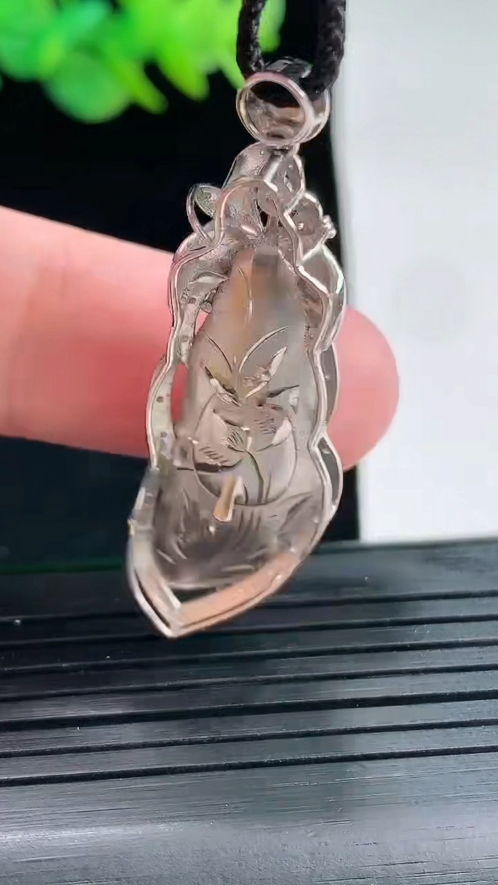 天然A货翡翠年年有余吊坠，尺寸44-14-6，裸石30-11重量:5.31g
4月25日