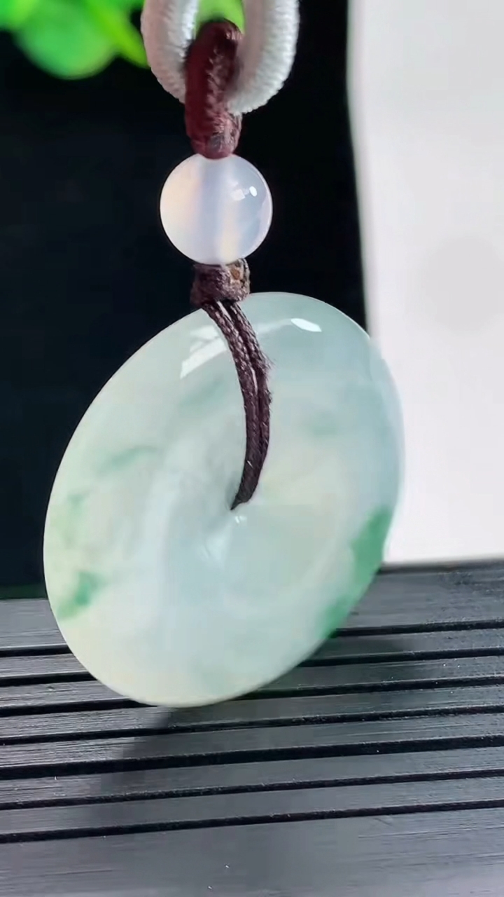 天然A货翡翠冰种飘花平安扣吊坠，尺寸28-5.5重量:11.37g
4月25日