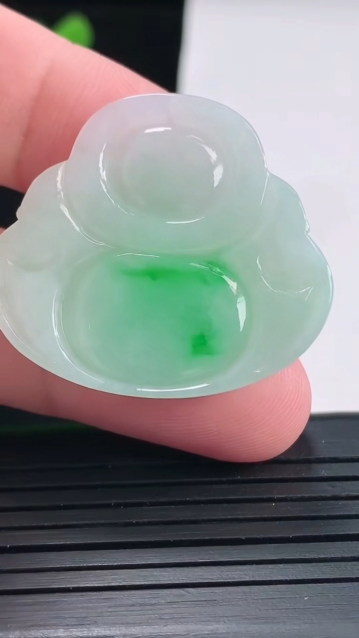 天然A货翡翠佛公吊坠，尺寸31.5-34.5-6.6重量:10.89g
4月25日