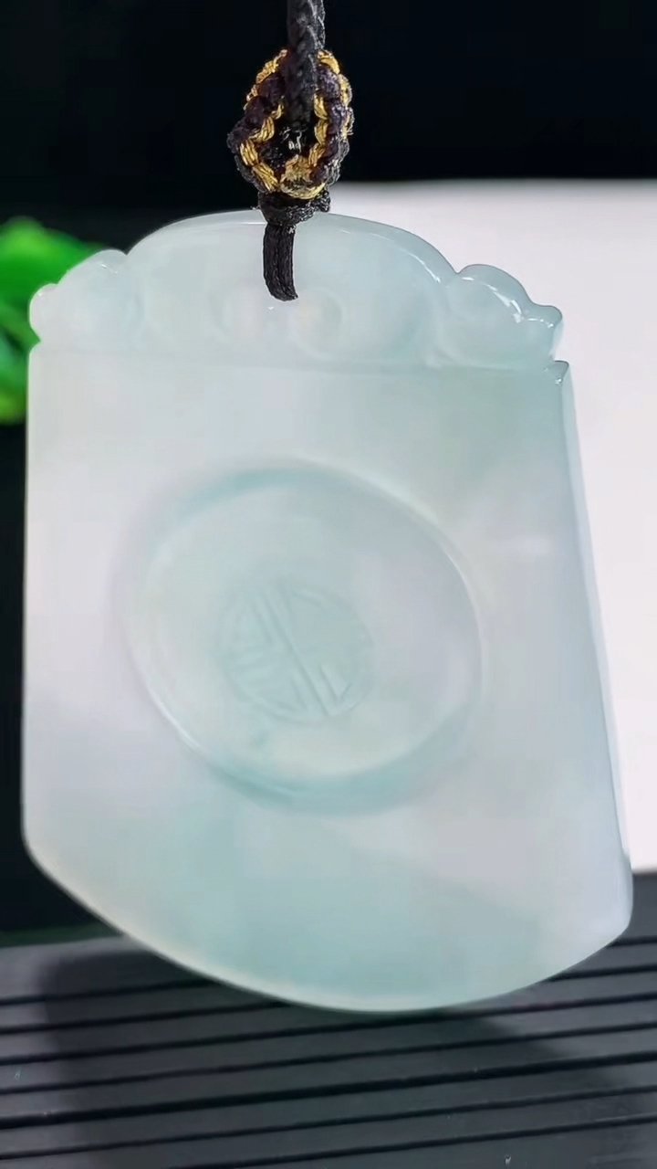 天然A货翡翠飘花仿古无事牌吊坠，尺寸54-41.6-4重量:23.01g
4月25日