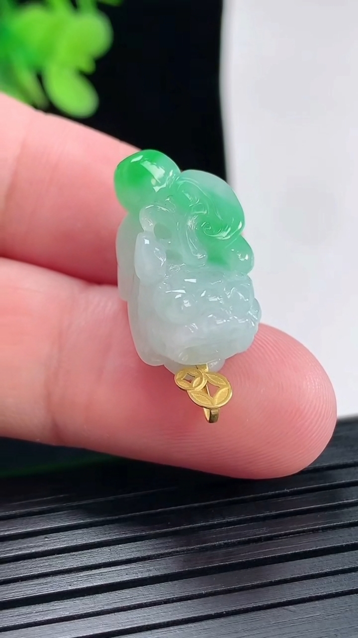 天然A货翡翠貔貅吊坠，尺寸18.5-11.5-11重量:5.43g
4月25日