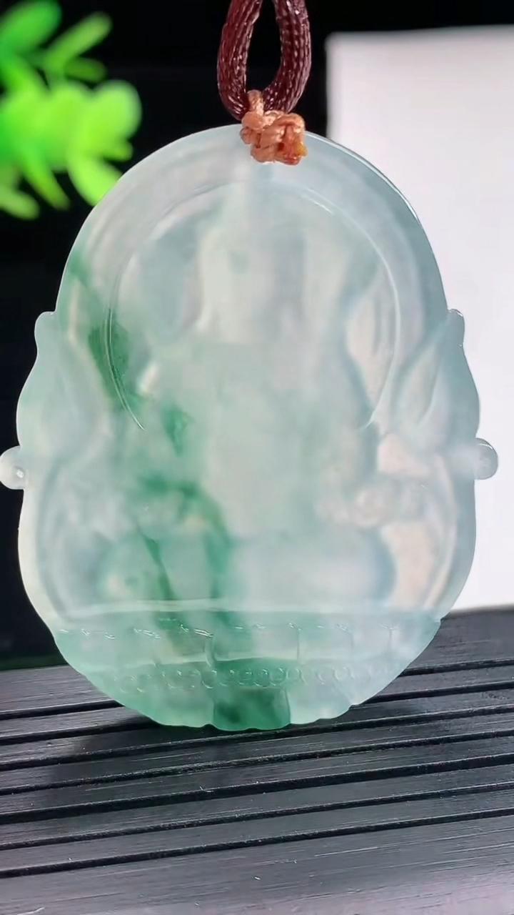 天然A货翡翠冰种飘花虚空藏菩萨吊坠，尺寸46.5-35-4.2重量:16.28g
4月25日