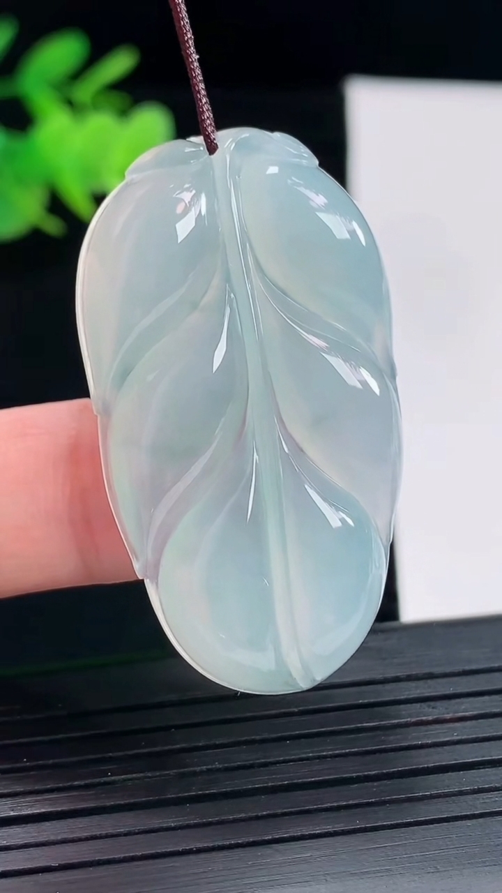 天然A货翡翠冰种飘花金枝玉叶 叶子吊坠，尺寸43.5-24.5-5.5重量:11.75g
4月25日