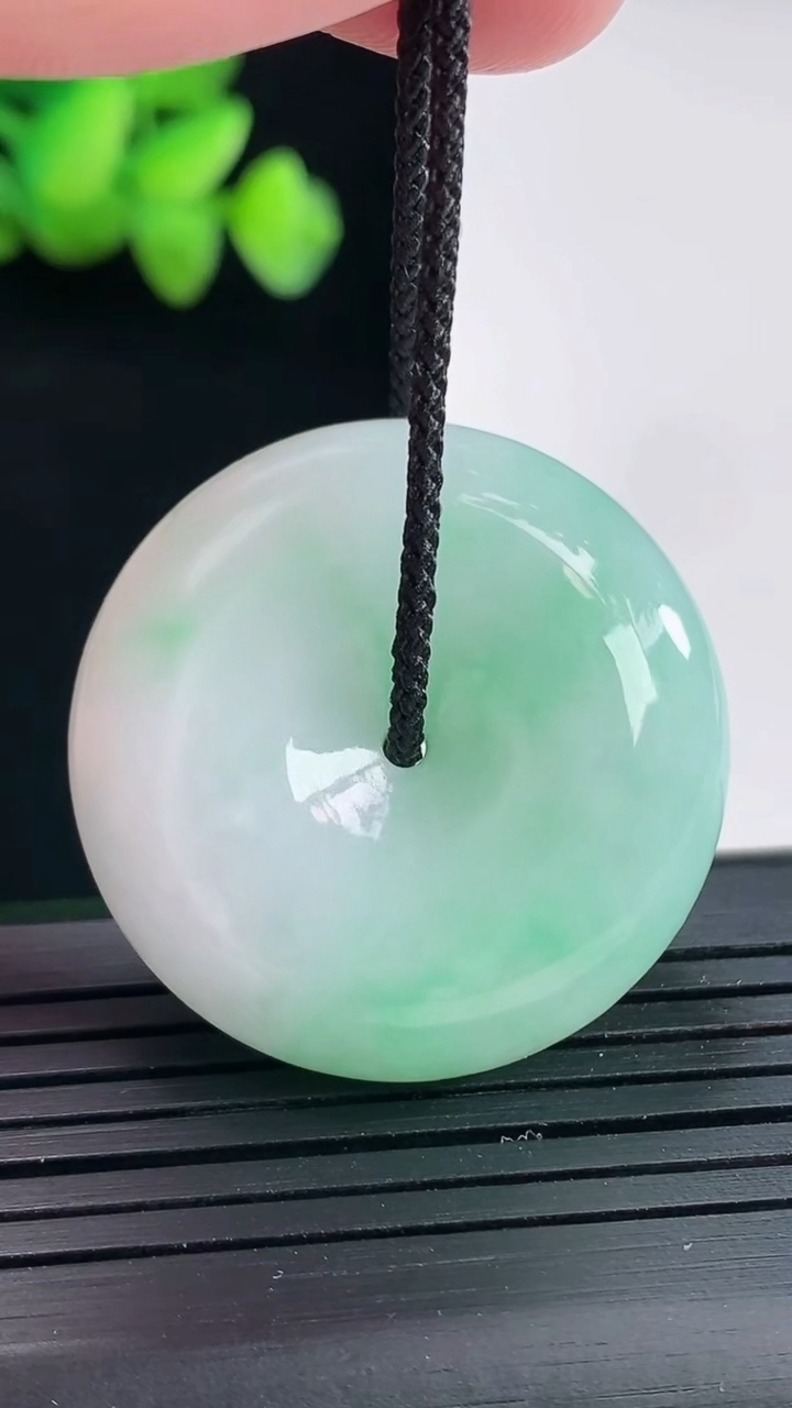 天然A货翡翠路路通吊坠尺寸31.6-11.6重量:23.65g
4月25日