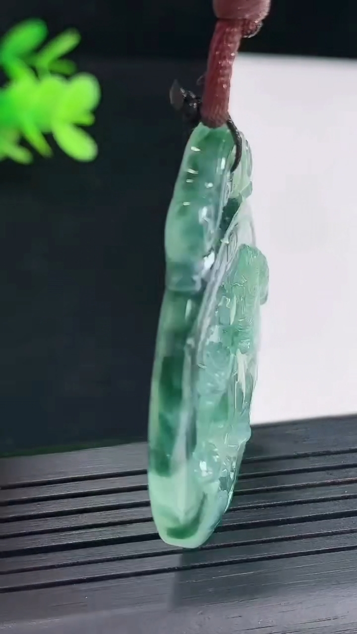 天然A货翡翠冰种飘花生肖马吊坠，尺寸47-38.6-6重量:18.55g
4月25日