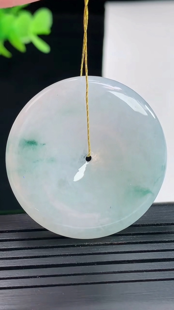 天然A货翡翠飘花平安扣吊坠，尺寸36-5.5重量:16.37g
4月25日