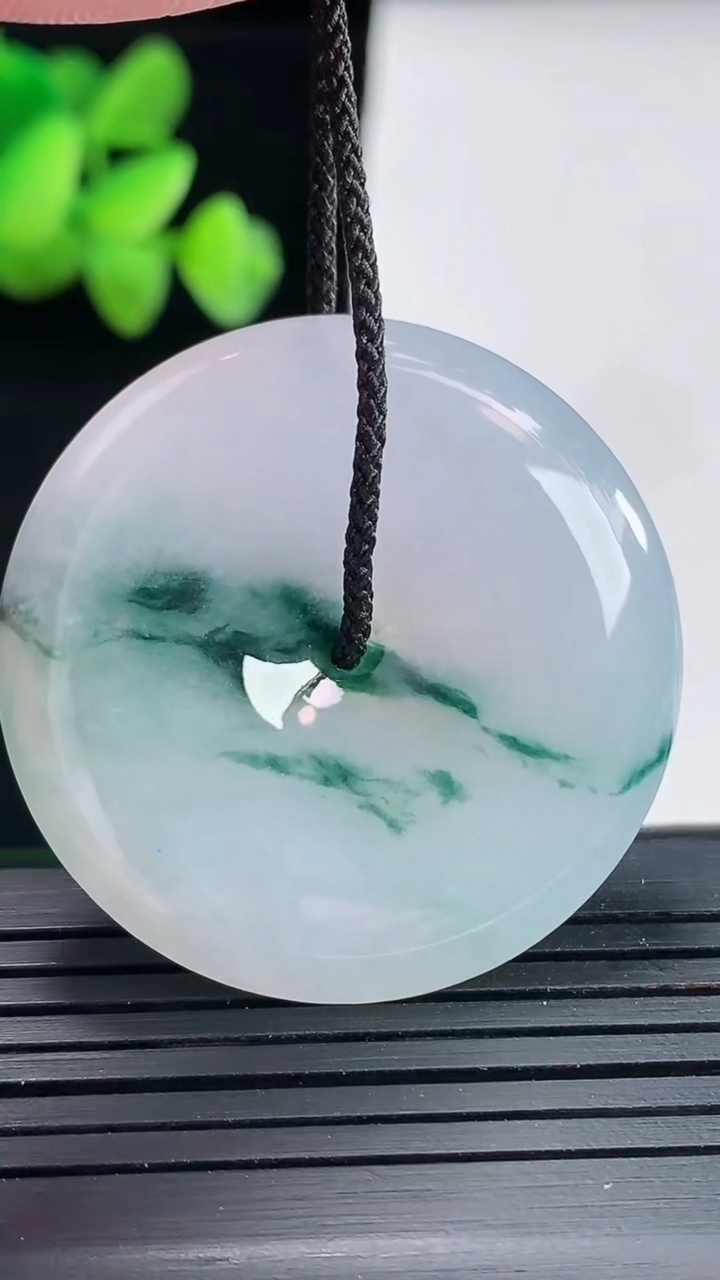 天然A货翡翠飘花平安扣吊坠，尺寸36.6-5.6重量:16.19g
4月25日