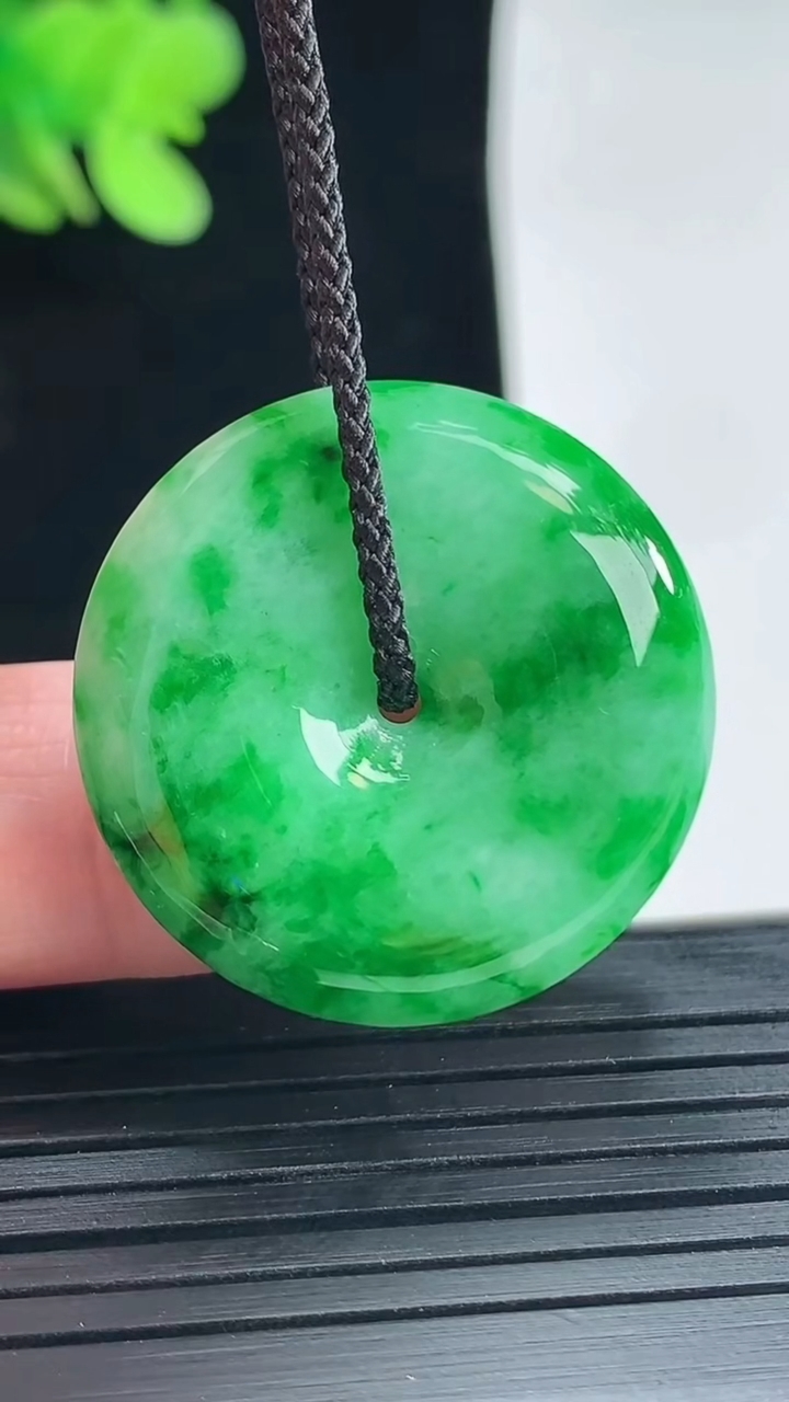 天然A货翡翠平安扣吊坠，尺寸27-5.6重量:8.65g
4月25日