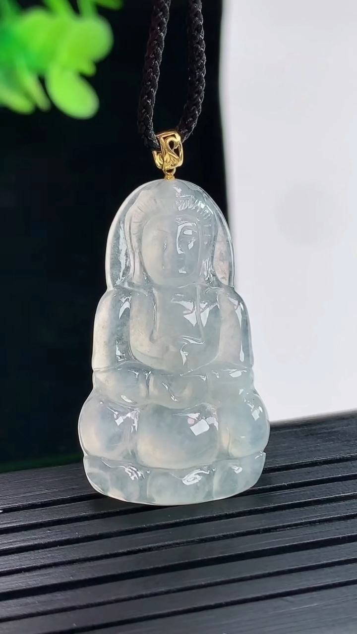 天然A货翡翠种白冰正装观音吊坠，尺寸33.6-20-3.5重量:4.30g
4月25日