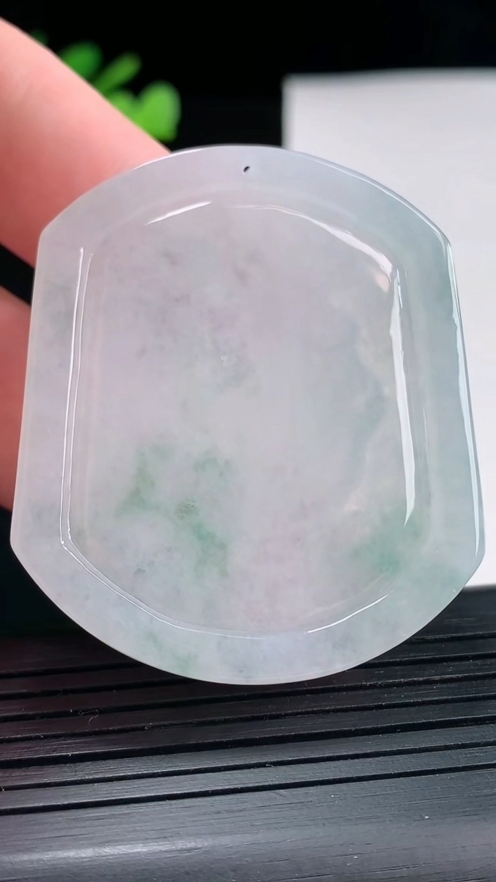 天然A货翡翠生肖鸡吊坠，尺寸50.5-42.8-5.6重量:26.09g
4月25日