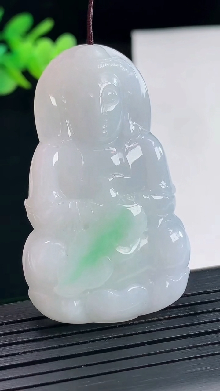 天然A货翡翠正装观音吊坠，尺寸52.5-32-8重量:22.60g
4月25日