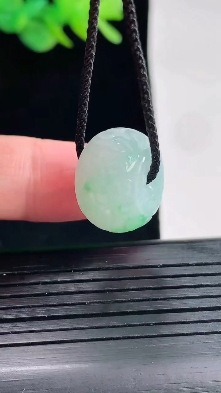 天然A货翡翠雕花路路通吊坠，尺寸17.5-11.5重量:6.62g
4月25日