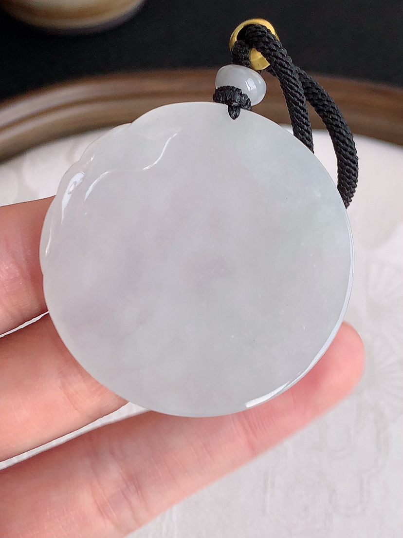 天然A货翡翠白冰白月光无相观音吊坠 
尺寸44.6-6.6mm 重量34.53g 0425
