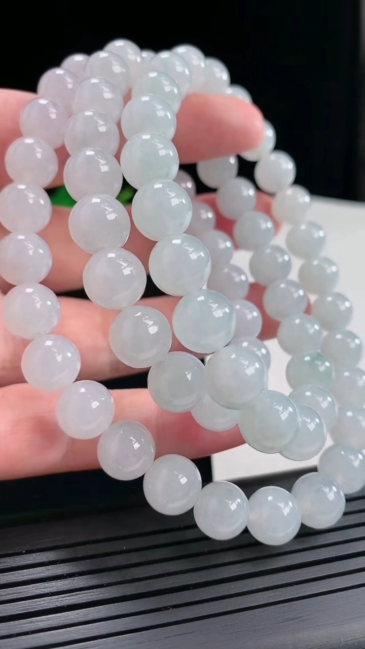 天然A货翡翠圆珠项链，尺寸10-66颗重量:124.14g
4月25日