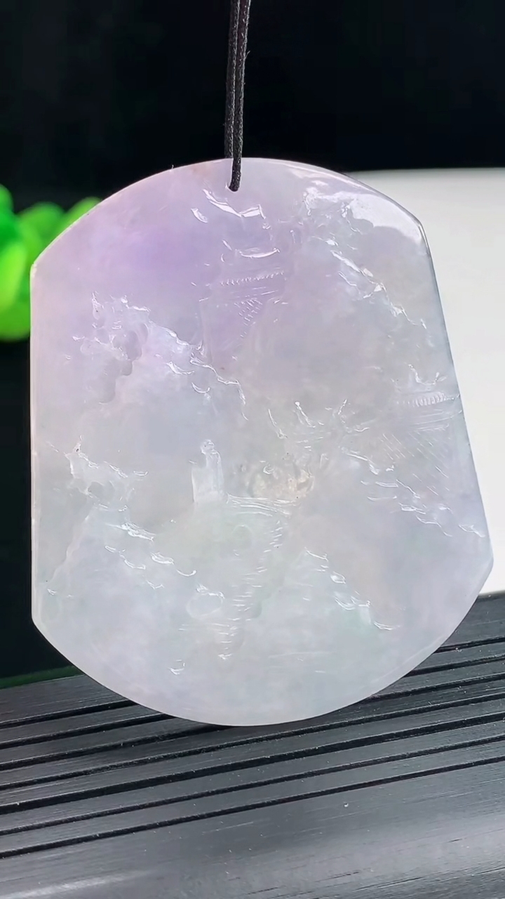 天然A货翡翠牌吊坠，尺寸54-45.6-3.5重量:19.29g
4月25日