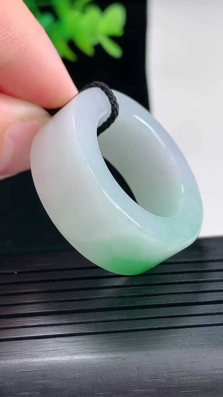 天然A货翡翠玉指环 扳指，尺寸22-12-6重量:21.53g2026年4月25日
工厂直销收藏佳品,种好水足，色泽均匀，有种有色，上手高大气！