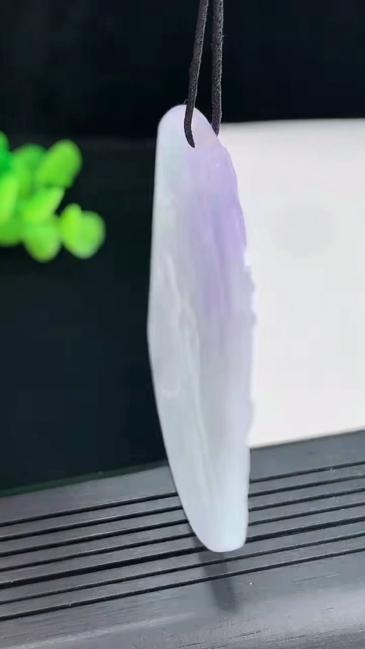 天然A货翡翠牌吊坠，尺寸54-45.6-3.5重量:19.29g
4月25日