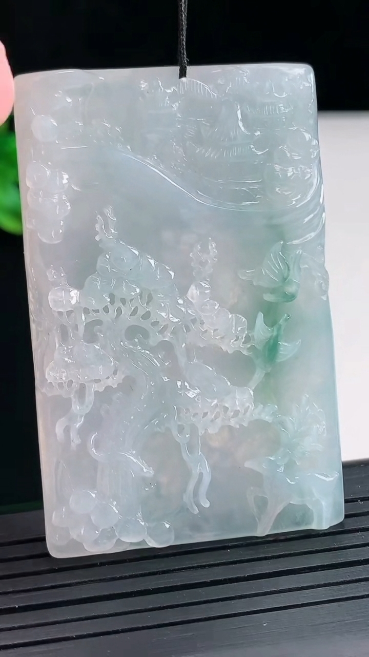 天然A货翡翠牌吊坠，尺寸59.5-39-6重量:32.18g
4月25日