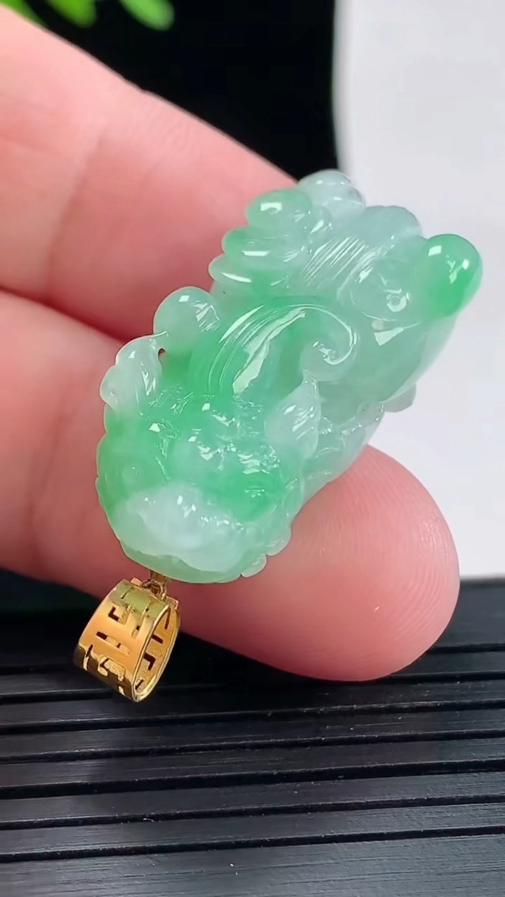 天然A货翡翠貔貅吊坠，尺寸32-14.5-10重量:10.13g
4月25日