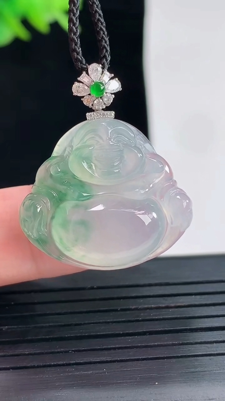 天然A货翡翠种飘花佛公吊坠，尺寸21.6-25-5.8重量:5.59g
4月25日