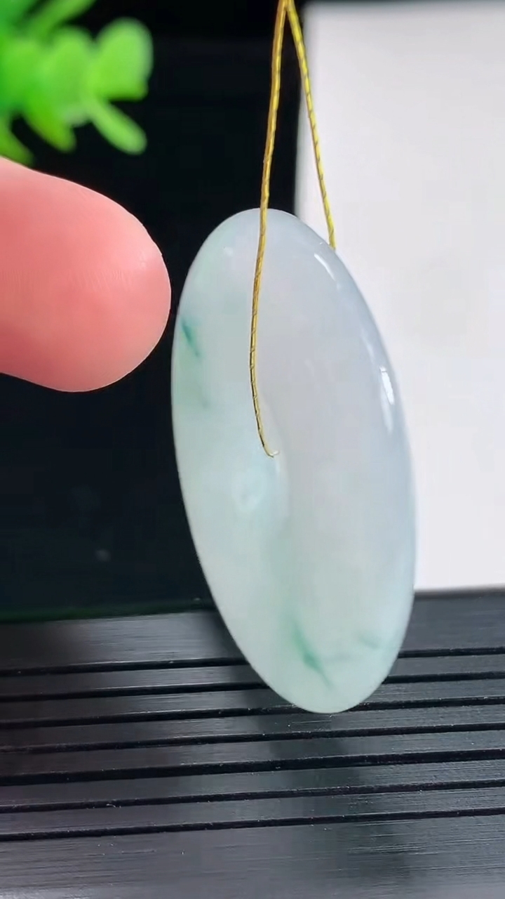 天然A货翡翠飘花平安扣吊坠，尺寸36-5.5重量:16.37g
4月25日