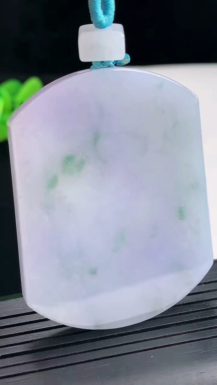 天然A货翡翠紫罗兰 飘花无事牌吊坠，尺寸52-40-5.8重量:37.03g
4月25日