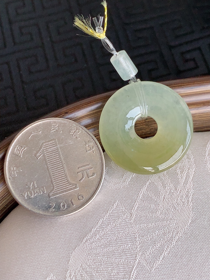 天然A货翡翠黄翡平安环吊坠 
尺寸24-4mm 重量5.48g 0425