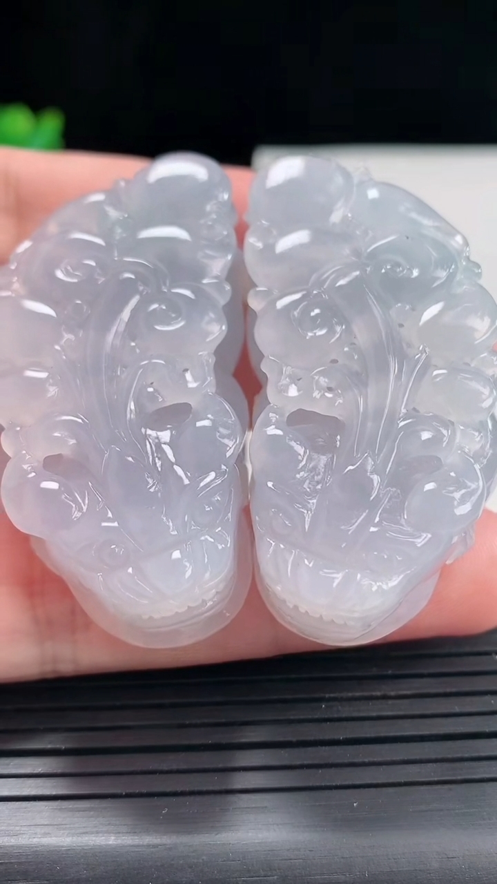 天然A货翡翠冰种紫罗兰貔貅吊坠一对，尺寸51-26.5-14.2重量:84.02g
4月25日