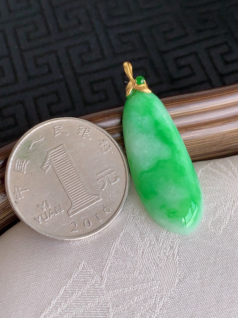天然A货翡翠18K金扣头飘绿福瓜吊坠 
尺寸37.7-31.7-12.5-5.8mm 重量5.22g 0425