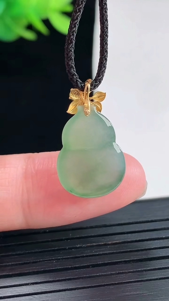 天然A货翡翠葫芦吊坠，尺寸15-12.5-4.5重量:1.74g
4月25日