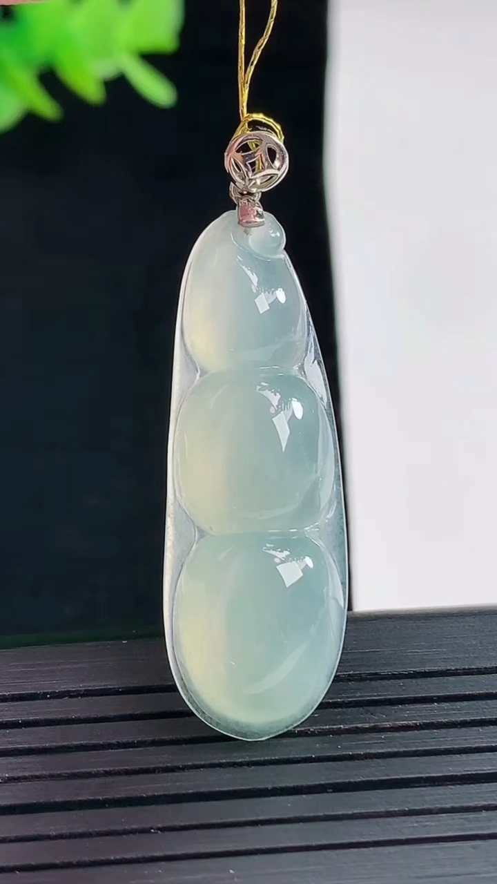 天然A货翡翠福豆吊坠，尺寸38-13-6重量:5.31g
4月25日