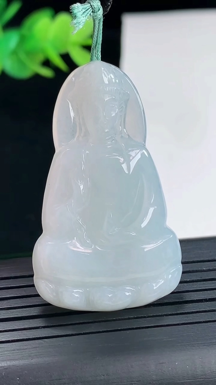 天然A货翡翠素衣观音吊坠，尺寸46-27.6-5.2重量:12.22g
4月25日