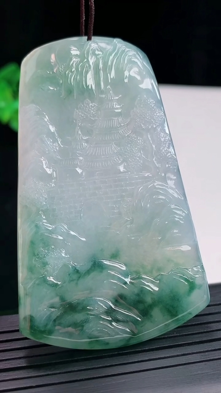 天然A货翡翠牌吊坠，尺寸71-43.6-5.5重量:42.12g
4月25日