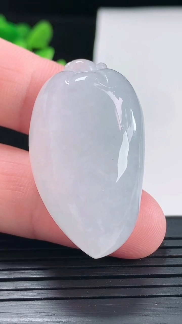 天然A货翡翠福瓜吊坠，尺寸40-23-14重量:25.03g
4月25日