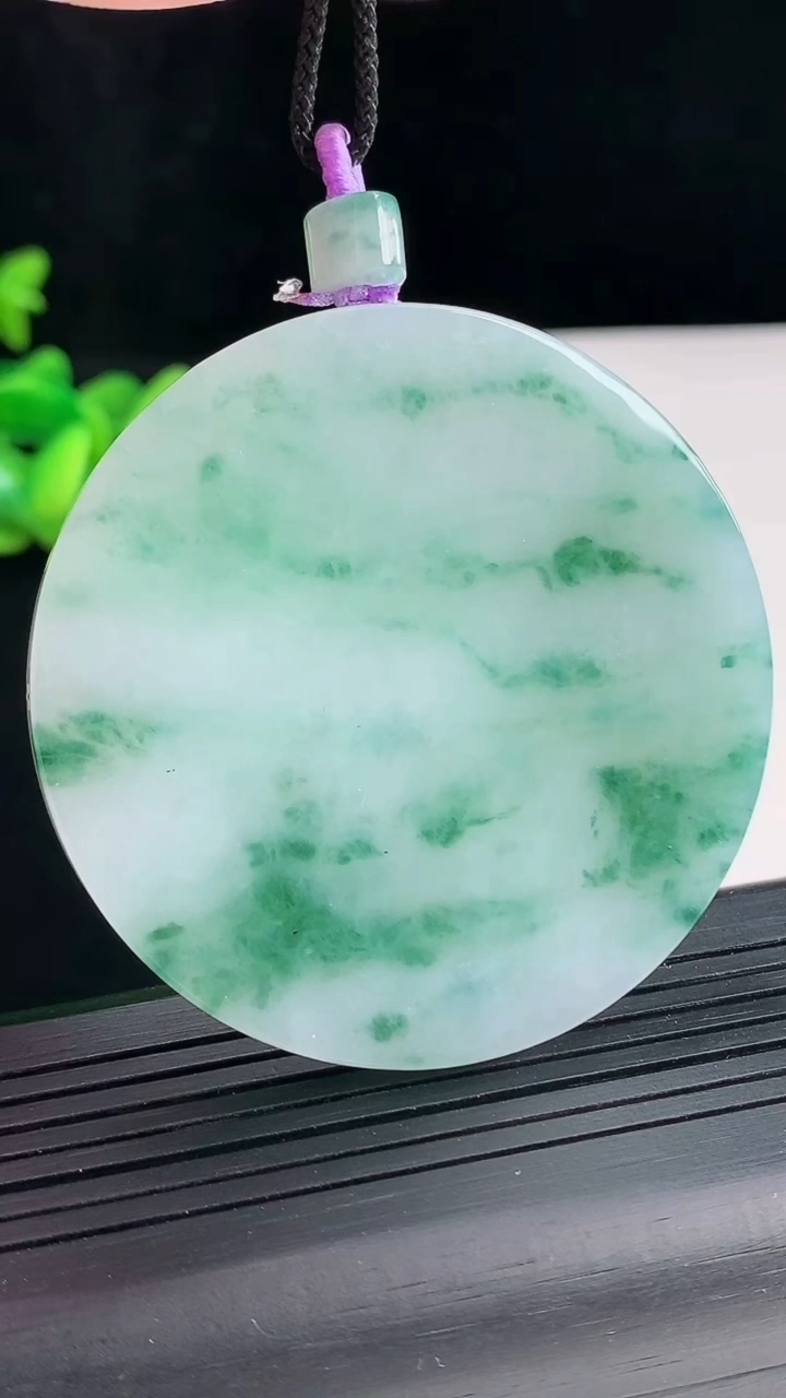 天然A货翡翠飘花无事牌吊坠，尺寸54-5.2重量:45.33g
4月25日