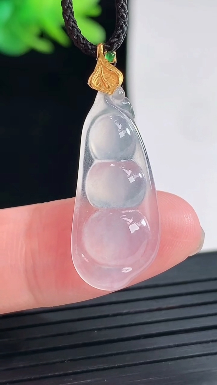 天然A货翡翠种白冰福豆吊坠，尺寸26-11.8-3重量:1.47g
4月25日