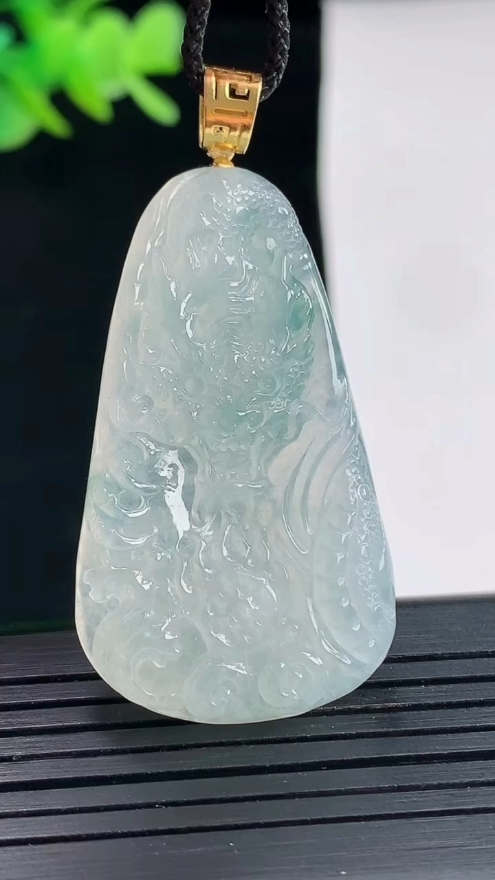 天然A货翡翠18k金飘花龙牌吊坠，尺寸42-24-5.8重量:11.87g
4月25日