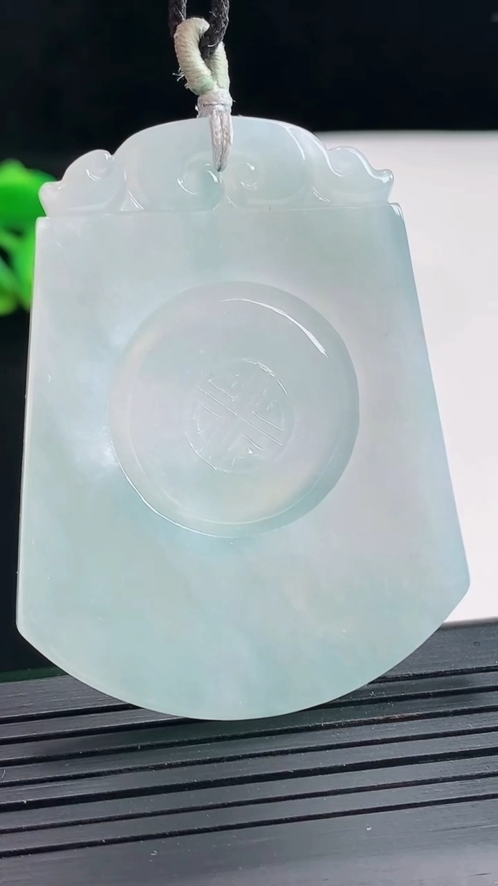 天然A货翡翠飘花仿古无事牌吊坠，尺寸54-42-4.3重量:26.04g
4月25日