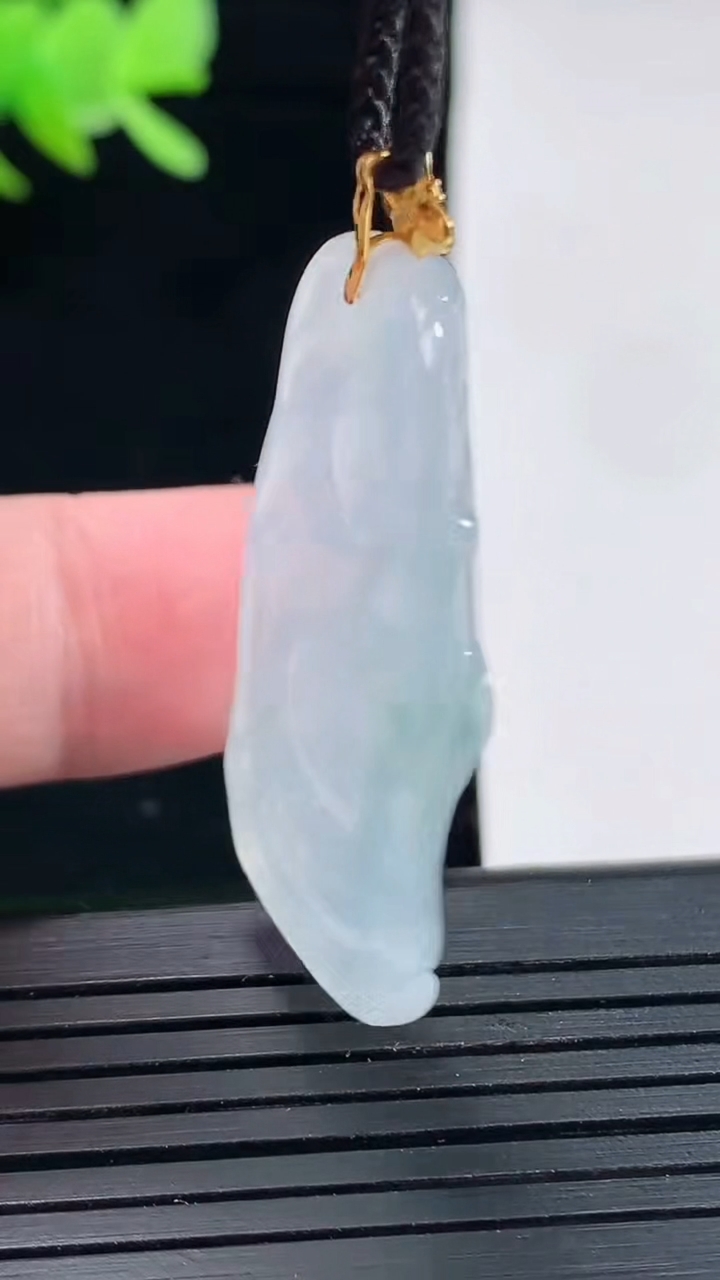 天然A货翡翠种飘花财神爷吊坠，尺寸35.5-20-5.2重量:7.11g
4月25日