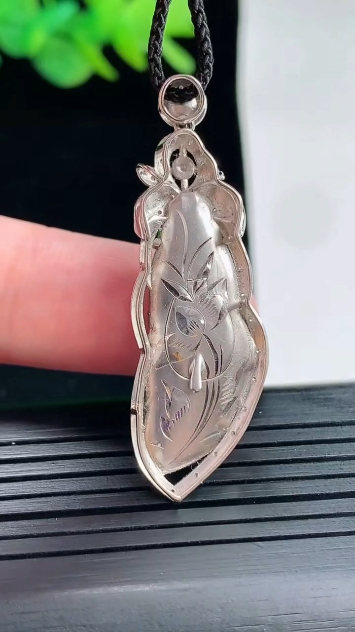 天然A货翡翠年年有余吊坠，尺寸44-14-6，裸石30-11重量:5.31g
4月25日